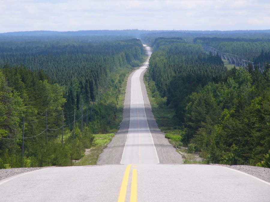 Une route, traversant une forêt en Abitibi, pratique quand on connaît l'endroit duquel on s'inspire ! Bienvenu dans la forêt boréale du Nord québécois